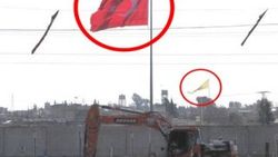 Şanlıurfa'da Suriye sınırına Türk bayrağı asıldı