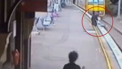 Avustralyalı kadın küçük kızı son anda kurtardı