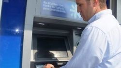 ATM'de unutulan parayı polise teslim etti