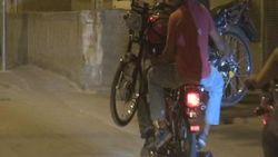 Adana'da arızalı motosikleti, motosiklet ile taşıdılar