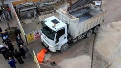 Bolu'da inşaat izleyen adam kamyonun altında kaldı