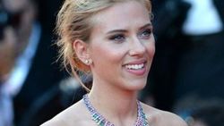 Scarlett Johansson anne oldu