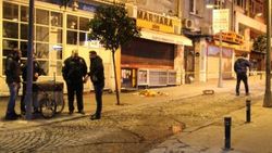 Polisin silahını almaya çalışan hırsız bacağından vuruldu