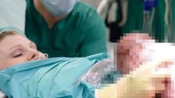 Alman kadın doğumunda bebeğini karnından kendisi çıkardı