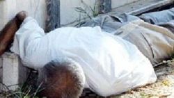 İzmir'de bir kişi eşinin mezarı başında vefat etti