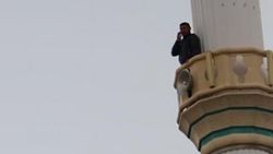 Köylüler telefonla konuşmak için minareye çıkıyor