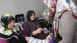 Sivaslı kadınlar askerler için patik ördü