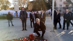 İtalyan bakandan saldırı meydanına karanfil