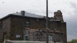 Şiddetli fırtına Kars'ta minare yıktı