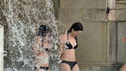 Turistler Roma'da 400 yıllık tarihi çeşmeye girdi