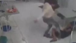 Çantasını çaldığı kadından dayak yiyen hırsız İZLE