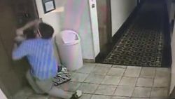 Tasması asansör kapısına sıkışan köpeği kurtaran adam
