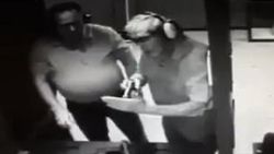 ABD'de silahı avcunda deneyen adam kendini vurdu