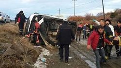 Öğrencileri taşıyan minibüs şarampole uçtu: 1 ölü