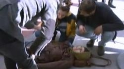 Kocasını başka kadınla yakalayınca 2.kattan atladı İZLE