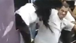 Canlı yayında kukla oynatıcısını dövdü İZLE