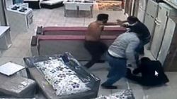 İzmir'de mobilyacıdan haraç almaya gelenler dayak yedi