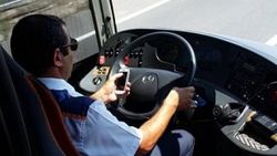 Otobüs şoförü trafikte para sayıp telefonuyla oynadı