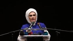 Emine Erdoğan bayrak şiirini okudu