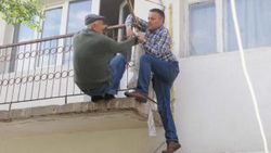Yaşlı adam 1.kattan atlayarak intihar etmek istedi