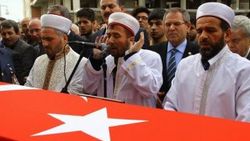 Diyarbakır şehidinin imam babası cenaze namazı kıldırdı