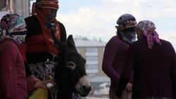 Erzurum'da kadın kıyafetli erkekleri PKK'lı sandılar