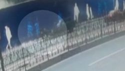 Düşen molozlardan kaçan 2 kişiye cip çarptı