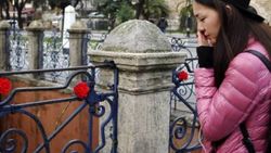 Sultanahmet'te ölenlerin anısına karanfil bırakıldı