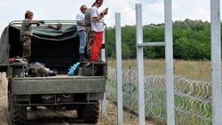 Macaristan'dan göçmen akınına tel örgülü önlem