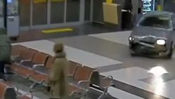 Alkollü Rus sürücü aracıyla havalimanının içine girdi