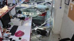 Kızdığı telefonuncunun dükkanına aracıyla girdi