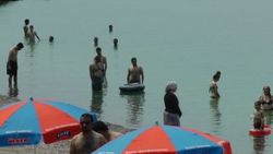 Plajda İstiklal Marşı okununca saygı duruşuna kalktılar