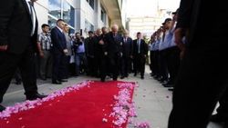 Devlet Bahçeli'nin ayağı kırmızı halıya takıldı