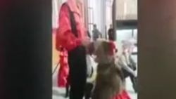 Canlı yayına çıkarılan ayı sunucuya saldırdı