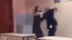 Öğretmen kendisine şaka yapan kızı tekme tokat dövdü