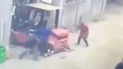 Yardım etmek isterken forkliftin altında kaldı