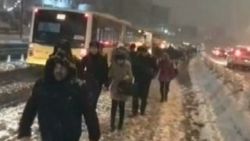 Sefaköy'de metrobüsler yolda kaldı