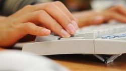 İşsiz adam iş ararken özgeçmiş programı geliştirdi