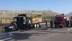 Niğde'de alev alan otomobilde 3 kişi yanarak öldü