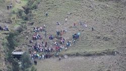 Peru'da öğrencileri taşıyan kamyon uçuruma yuvarlandı