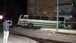 Kayseri'de duvarı yıkan otobüs bahçeye girdi