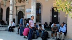 İzmir'de camiler ve yeşil alanlar Suriyeliler ile doldu