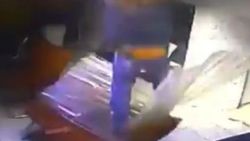 Soğan çuvalıyla oyun salonunun ortasına düşen Suriyeli