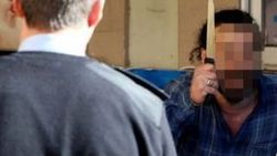 İş yeri sahibi polise ve zabıtaya bıçakla direndi