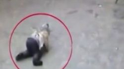 Çinli çocuk arabanın altında kalmaktan etkilenmedi
