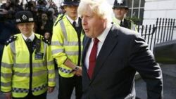 Boris Johnson evinden çıkarken yuhalandı