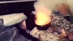 Uyuyan arkadaşa patlayıcı ile eşek şakası İZLE