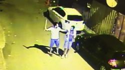 Suçüstü yakalanan hırsızlara meydan dayağı