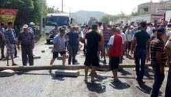Muğla'da yolu kapatıp sopalarla araçlara saldırdılar