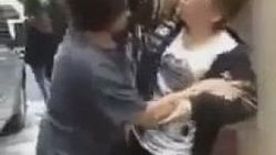Kavga eden kızlara teyzeden uyarı: Kız arabaya vurma İZLE